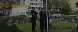Zdjęcie przedstawia poczet flagowy podczas podnoszenia flagi państwowej.