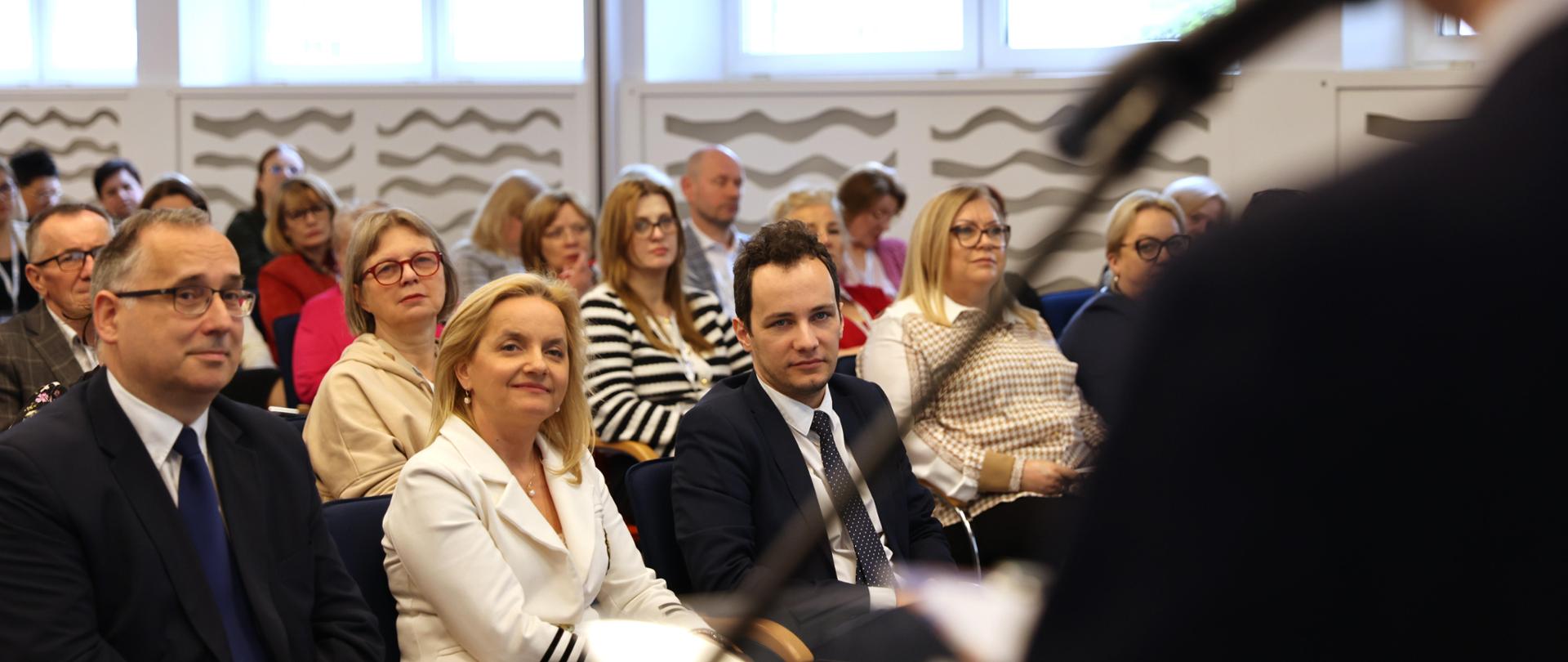 Na zdjęciu widać kobiety i mężczyzn