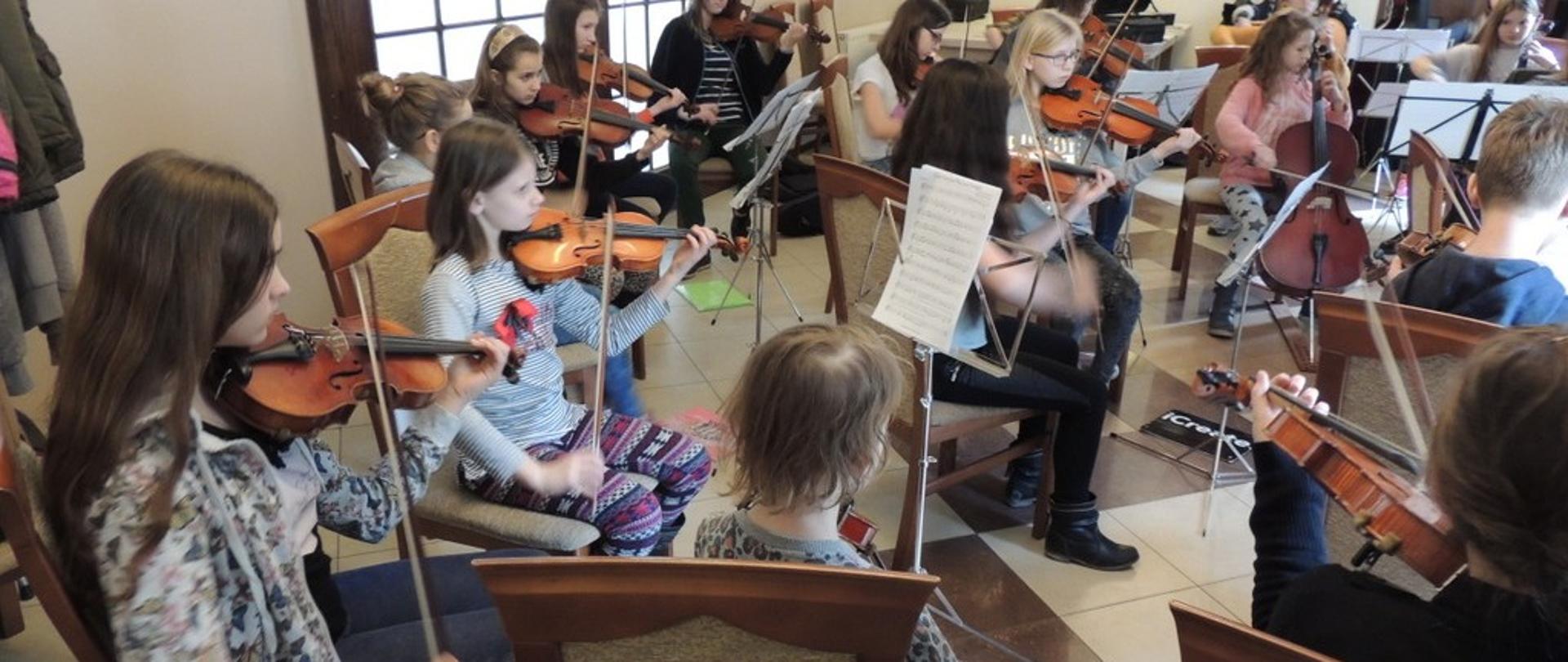 krasnoludki_na_lesnej_polanie