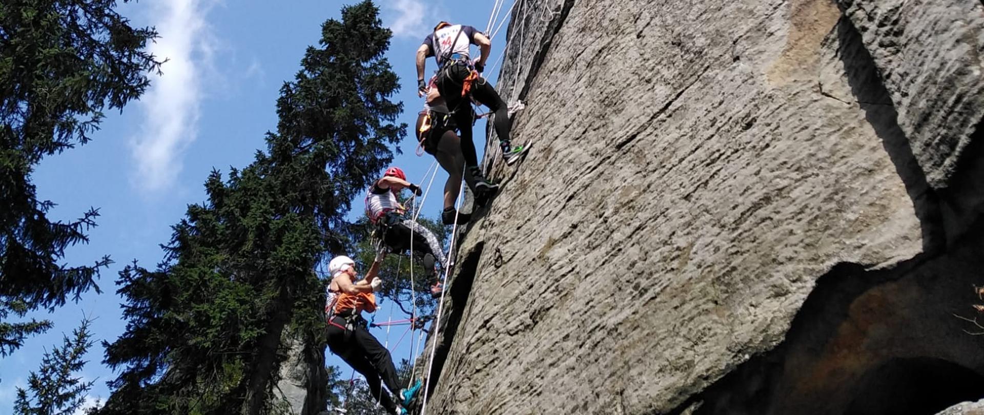 Ratownicy wysokościowi schodzący na linach ze skały