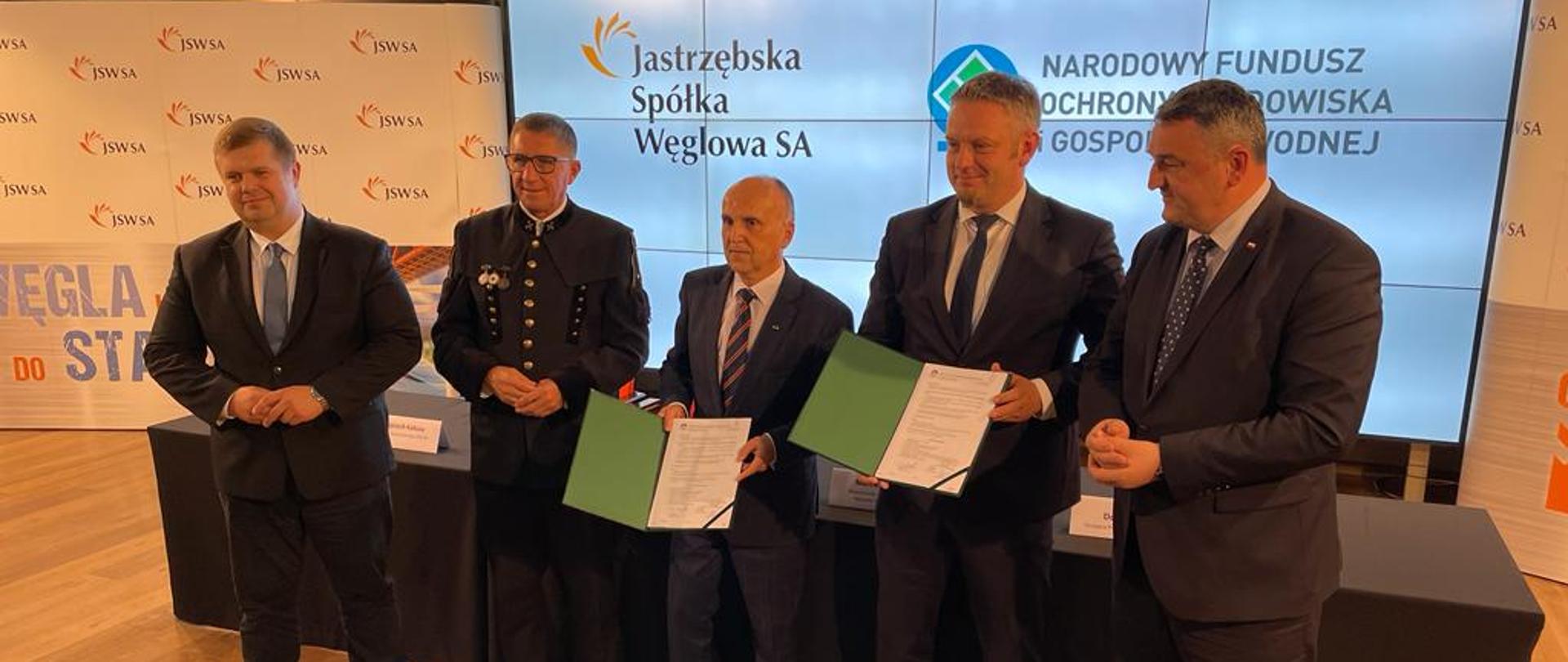 Dominik Bąk, zastępca prezesa NFOŚiGW podczas podpisywania umowy.