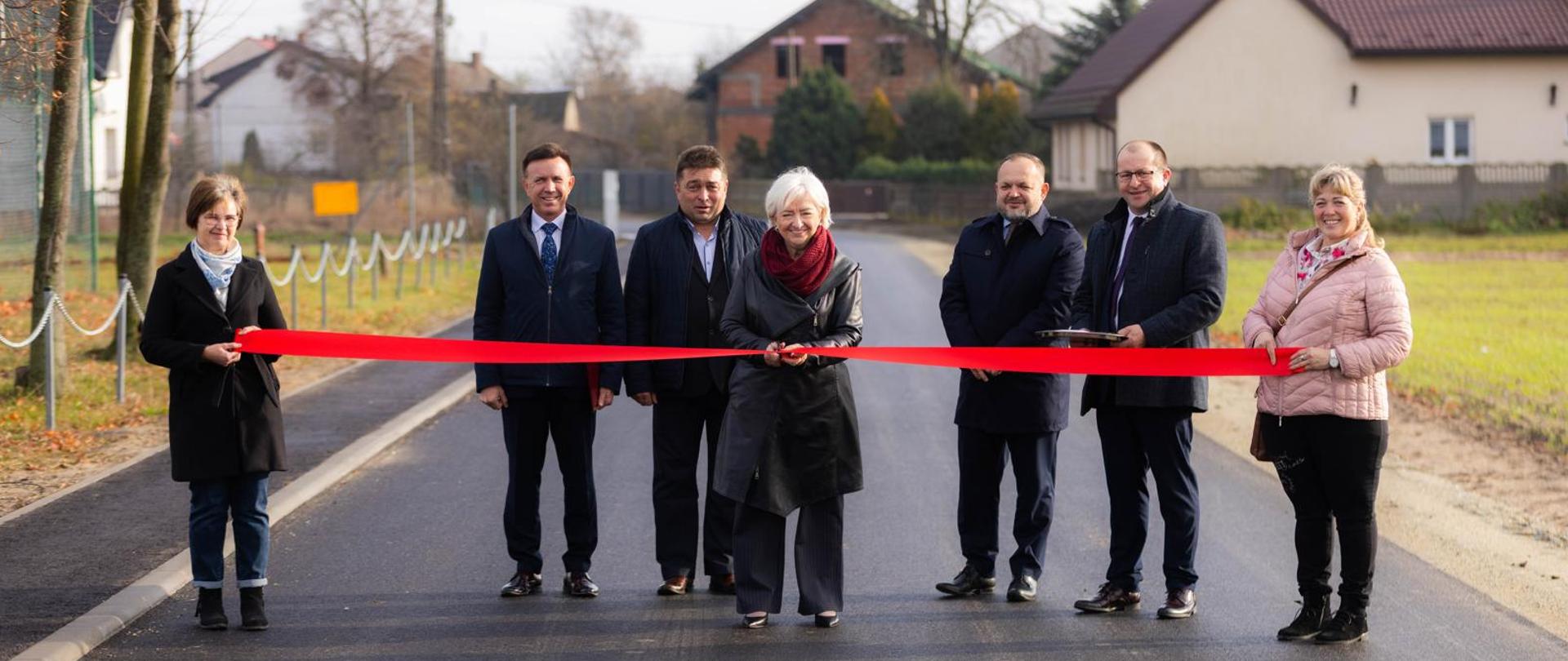 Wojewoda łódzki Dorota Ryl wraz z władzami lokalnymi podczas otwarcia drogi wewnętrznej w miejscowości Młynisko, Gmina Biała (powiat wieluński). 