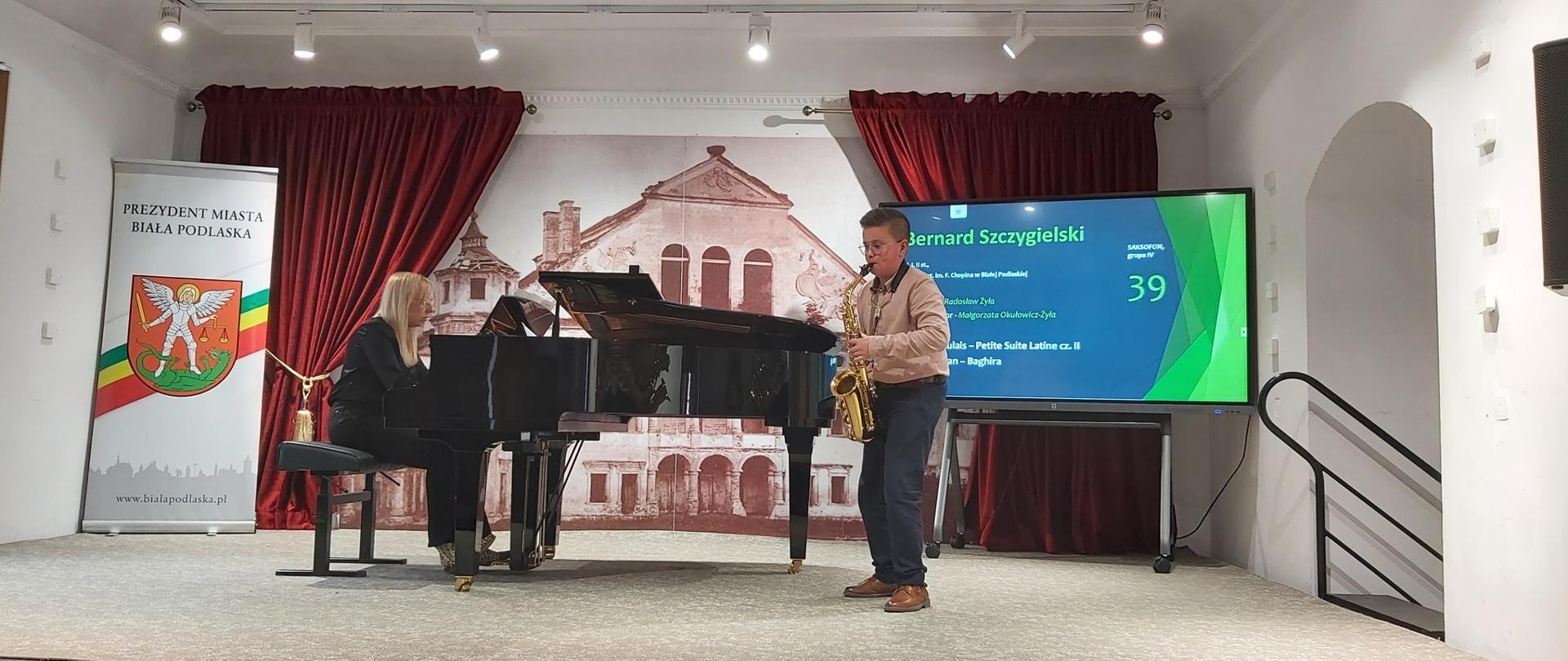 Na scenie gra Bernard Szczygielski