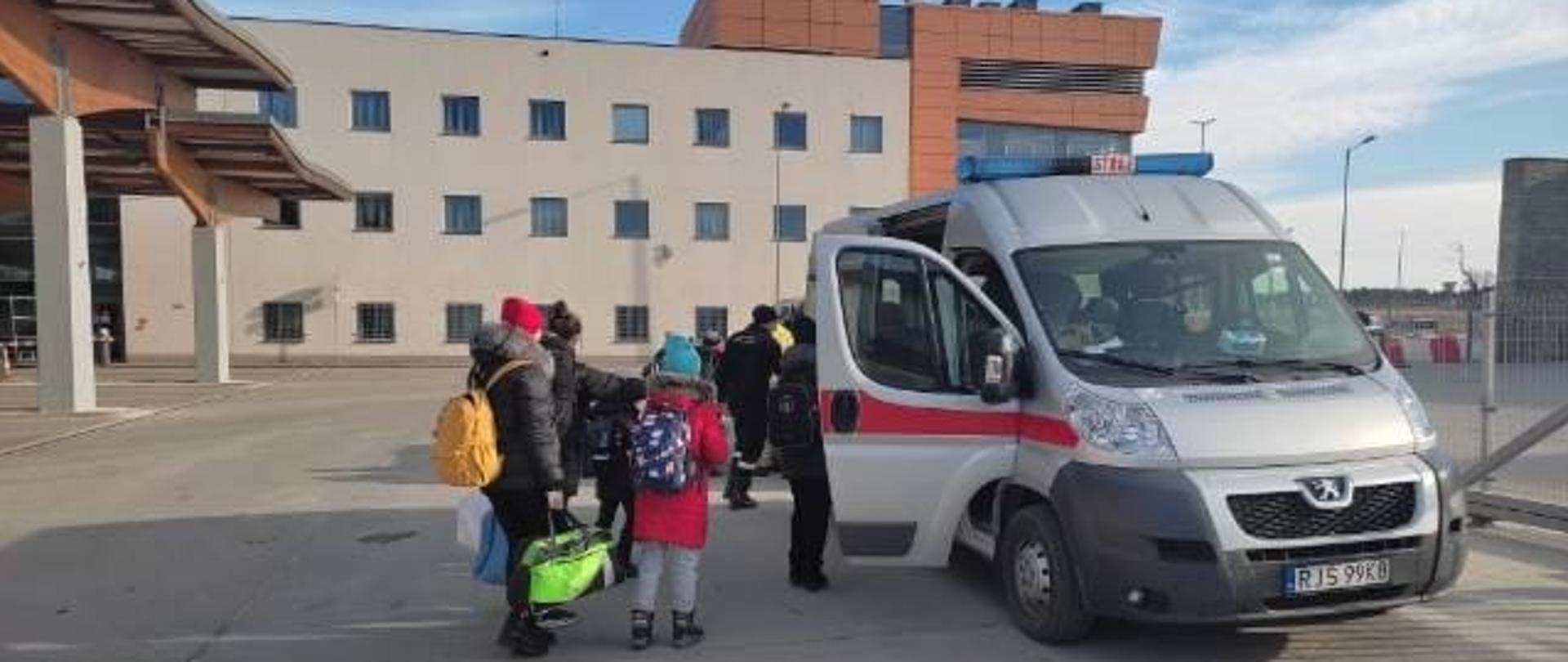 Na zdjęciu strażacy z JRG KP PSP Jasło podczas pomocy uchodźcą z Ukrainy. Uchodźcy wsiadają busa