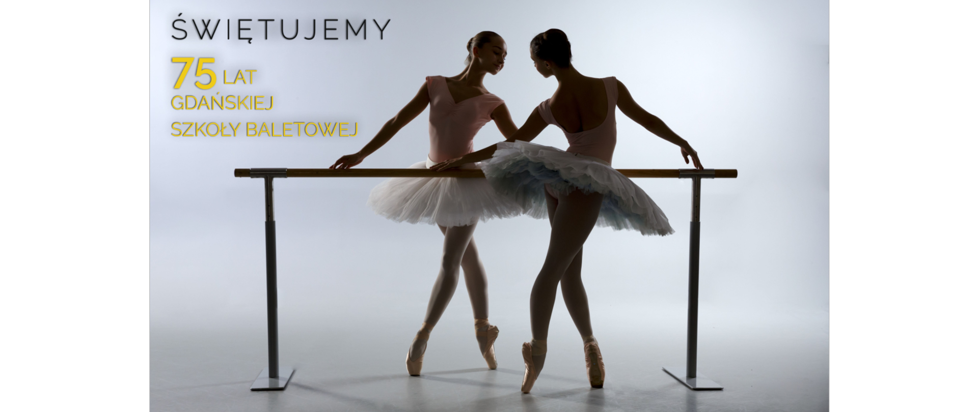 Świętujemy 75 lat Gdańskiej Szkoły Baletowej dwie tancerki przy drążku