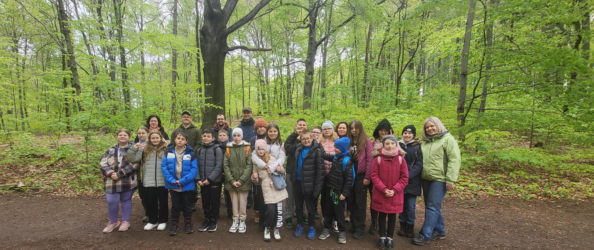 Klasa uczniów z nauczycielami i prowadzącymi w lesie - rezerwacie Segiet