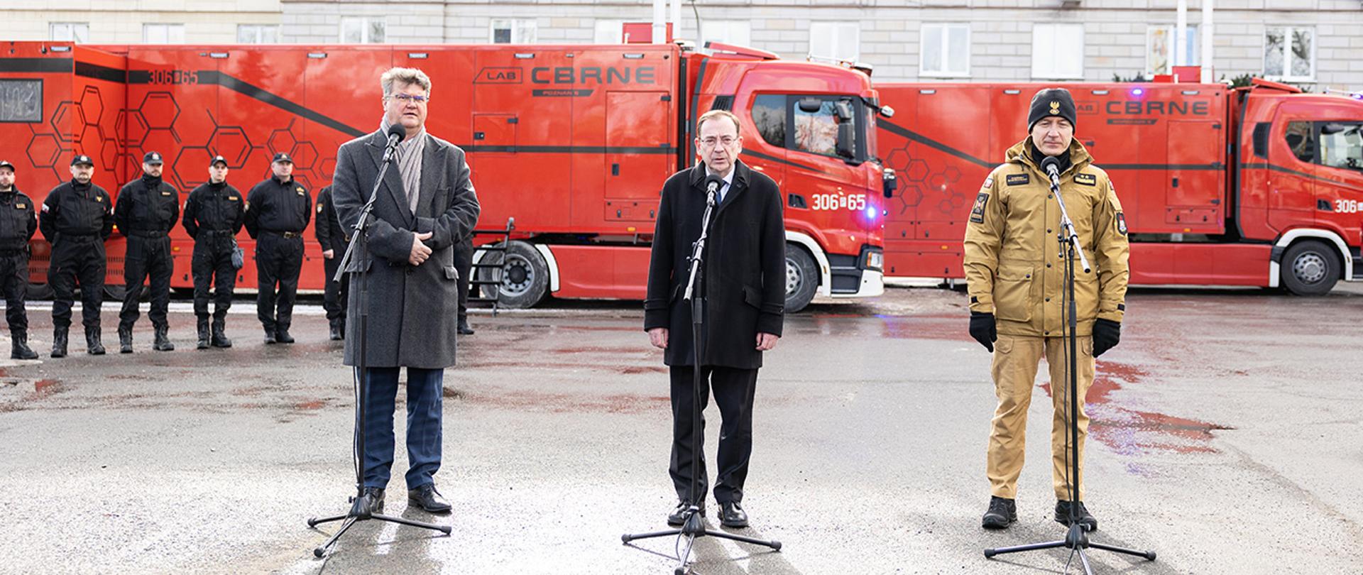 Przekazanie Państwowej Straży Pożarnej dwóch mobilnych laboratoriów