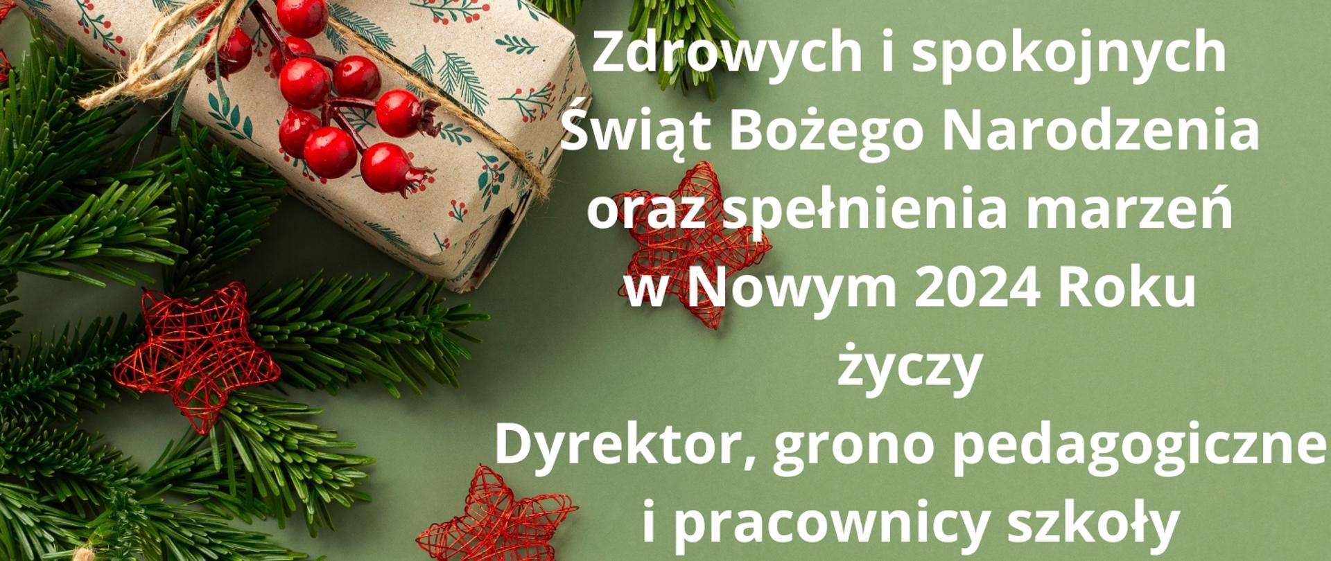 Zdjęcie: na zielonym tle gałązki świerkowe, owoce jarzębiny, spakowany upominek oraz tekst życzeń świątecznych.