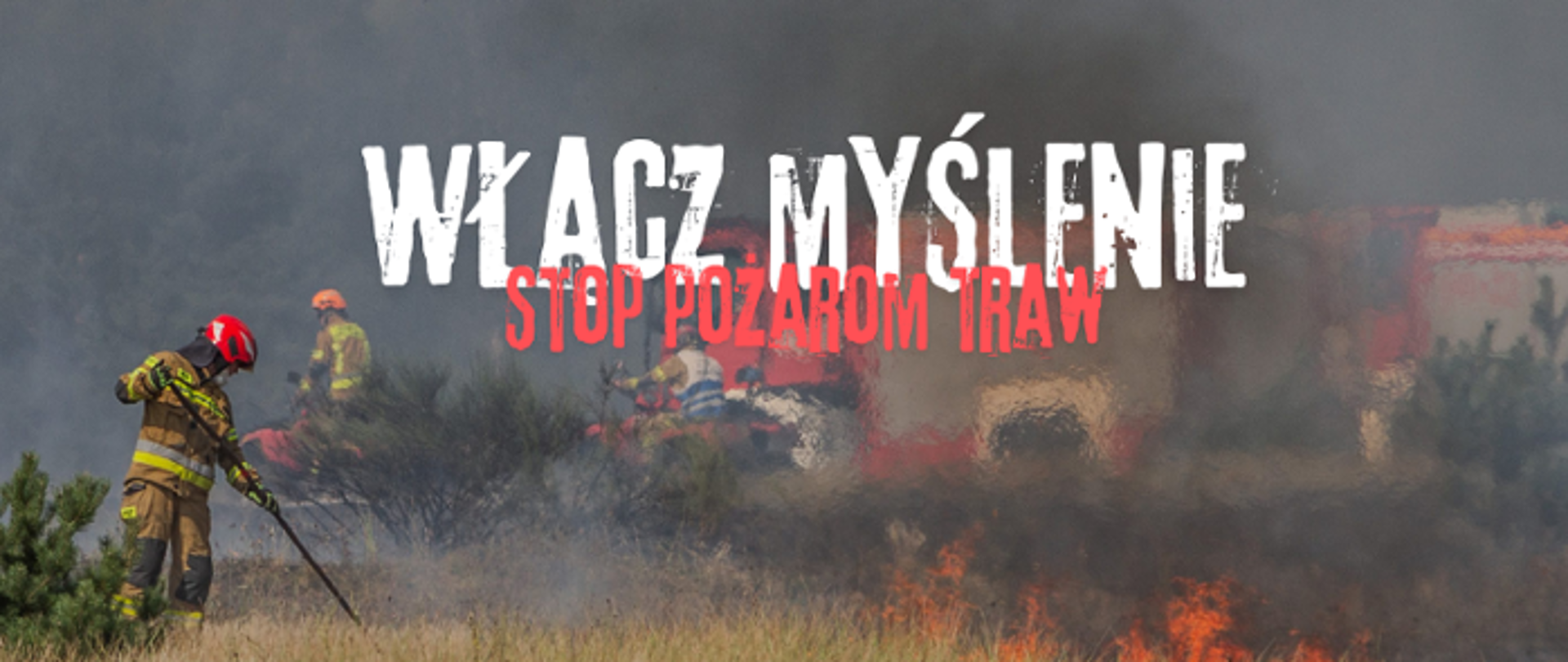 Grafika przedstawia strażaków gaszących palące się trawy i zarośla. Biały napis WŁĄCZ MYŚLENIE, pod spodem czerwony napis STOP POŻAROM TRAW