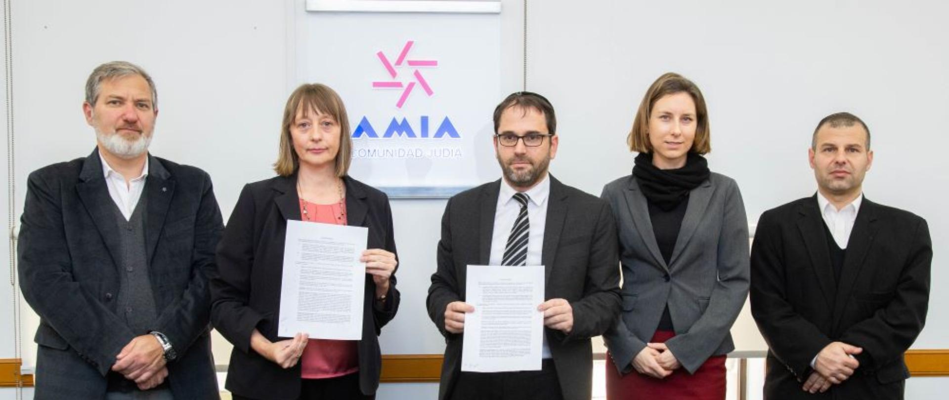 Ambasador RP Aleksandra Piątkowska wzięła udział w uroczystości oddania hołdu Januszowi Korczakowi, polsko-żydowskiemu pedagogowi, w siedzibie Asociación Mutual Israelita Argentina.