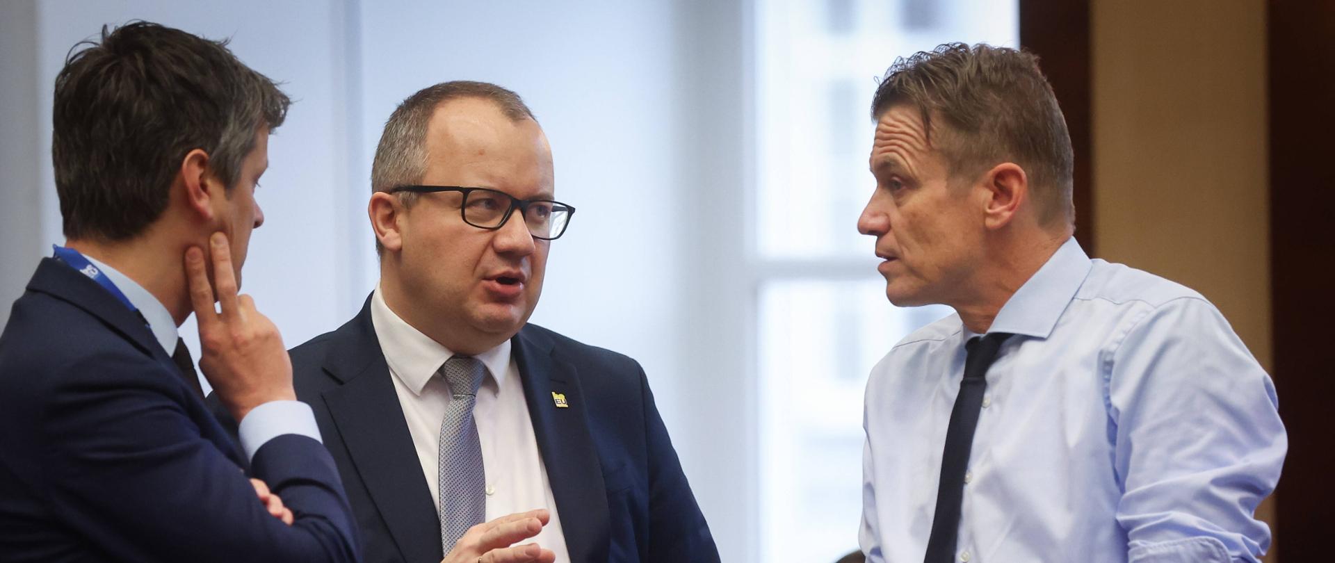 epa11105420 Polish Justice Minister Adam Bodnar (C) chats with Belgian Minister of Justice Paul Van Tigchelt (R) during the informal meeting of EU Justice Ministers in Brussels, Belgium, 26 January 2024. EU ministers are expected to discuss three priority topics: the European judicial response to drug-related organized crime, the protection of sex workers, and small-scale detention as a form of incarceration aimed at reintegrating and rehabilitating detainees. EPA/OLIVIER HOSLET
Dostawca: PAP/EPA.