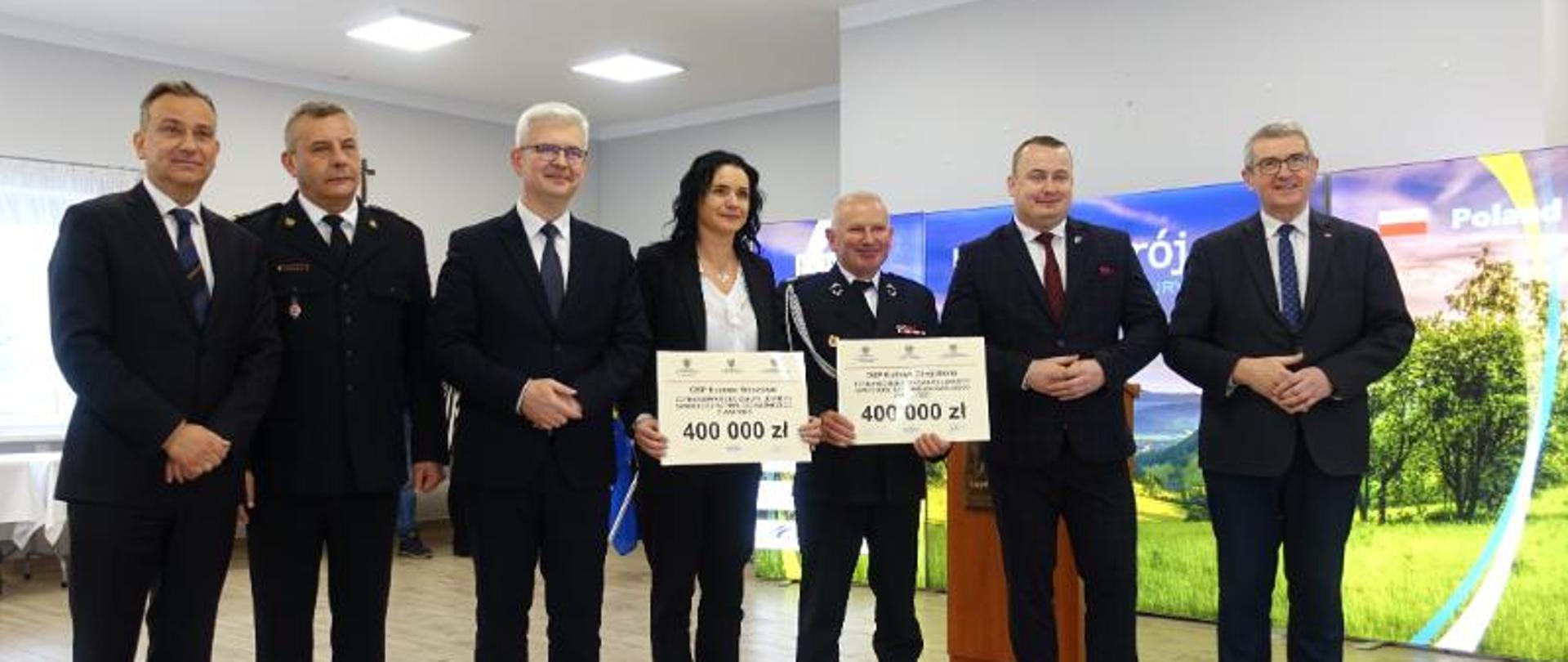 Wiceminister Ireneusz Zyska wręczył promesy na zakup nowych samochodów dla OSP z Dolnego Śląska