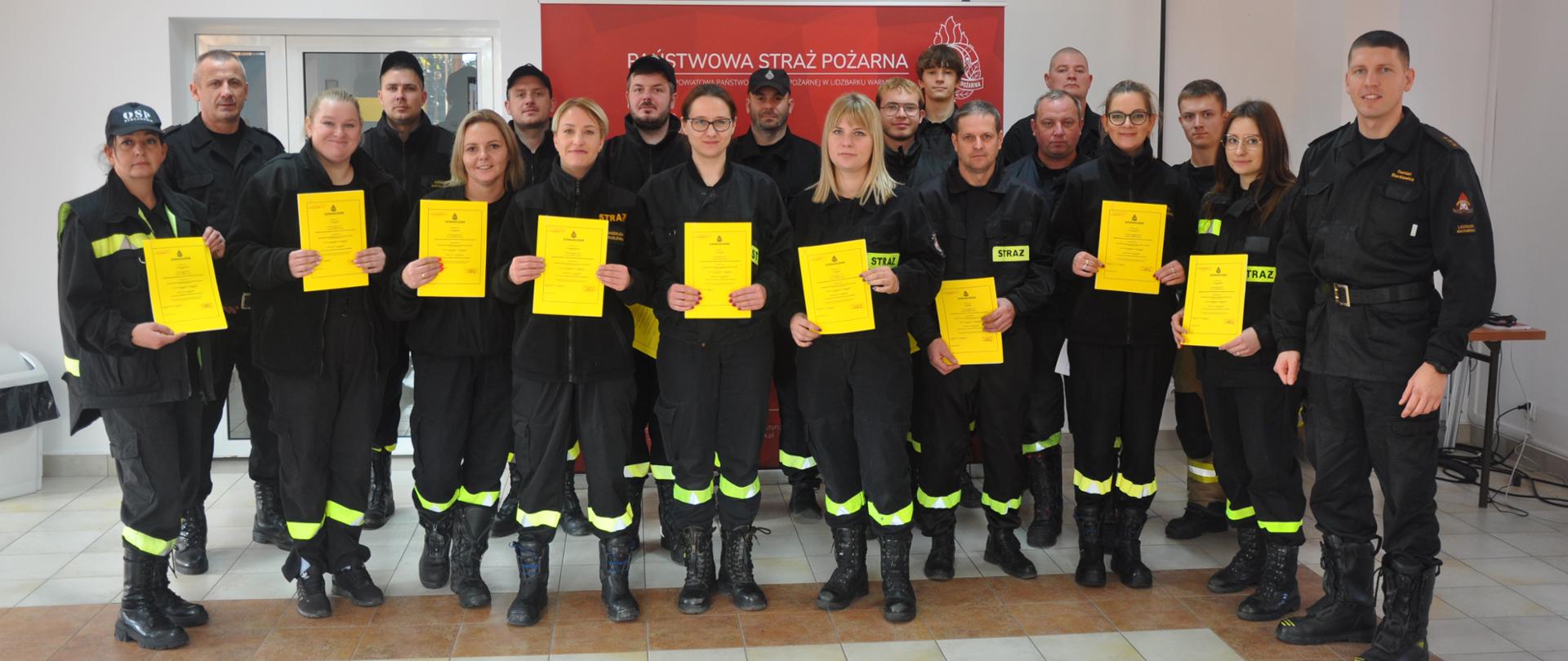 Zdjęcie przedstawia grupę absolwentów, którzy ukończyli kurs OSPP