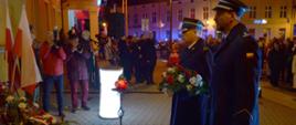 Zdjęcie przedstawia Dowódce Jednostki Ratowniczo-Gaśniczej w Zgierzu, podczas złożenia kwiatów pod pomnikiem zlokalizowanym przy Urzędzie Miasta Zgierza.