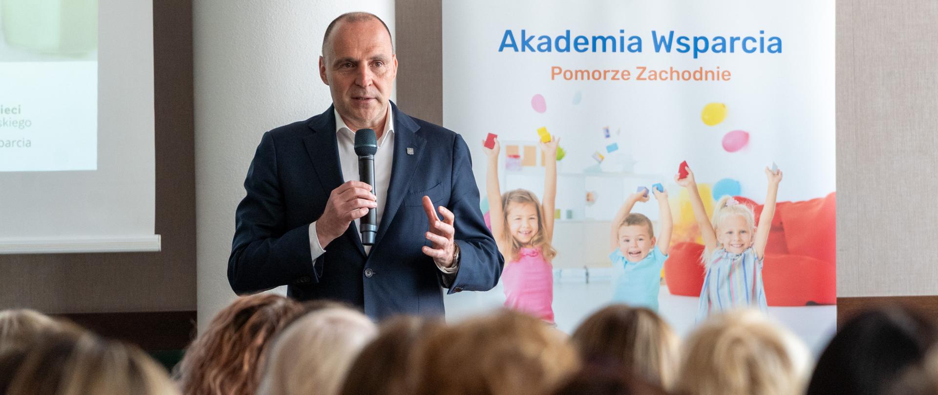 wojewoda przy mikrofonie 