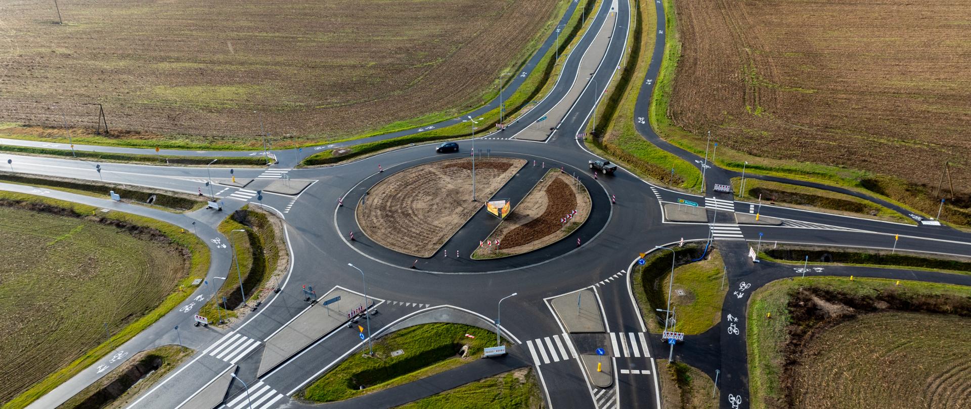 Obwodnica Strzelec Krajeńskich, rondo pięciowlotowe wśród pól.