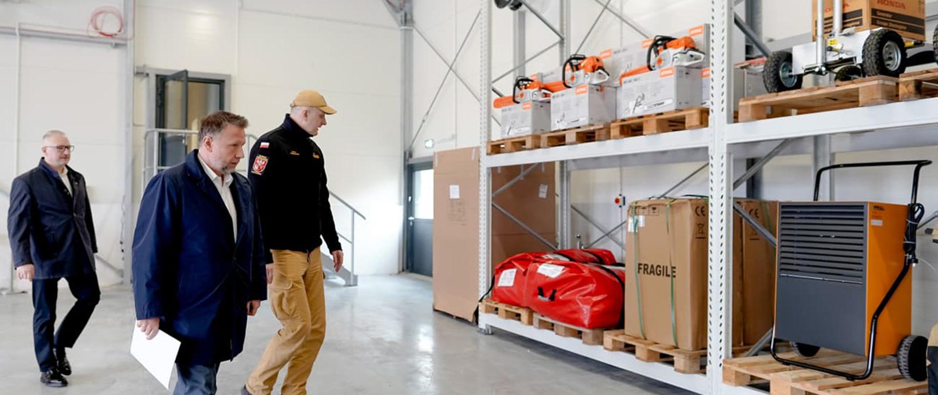 Na zdjęciu minister Marcin Kierwiński zwiedza magazyn