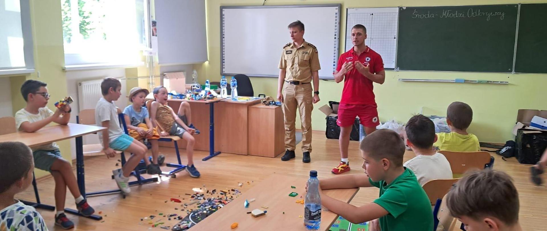 Od początku wakacji nowosolscy strażacy wraz z funkcjonariuszami Policji oraz przedstawicielami Sanepidu odwiedzają półkolonie zorganizowane na terenie powiatu nowosolskiego.