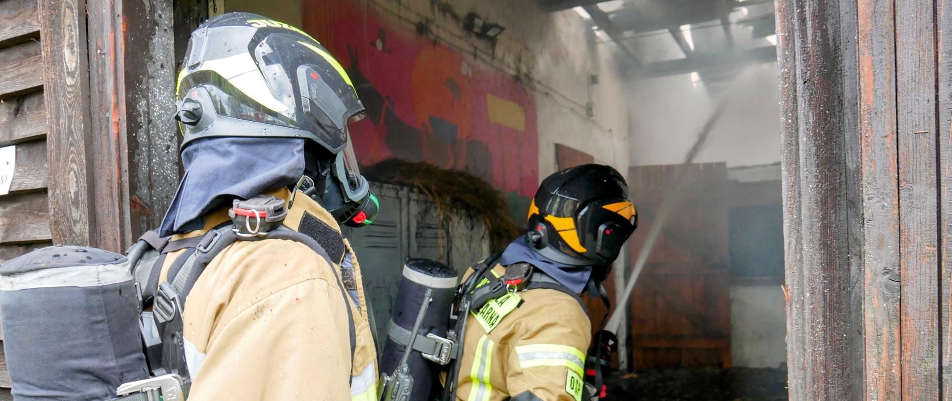 Niebezpieczny pożar stajni i bazy hotelowej w Bronkowie