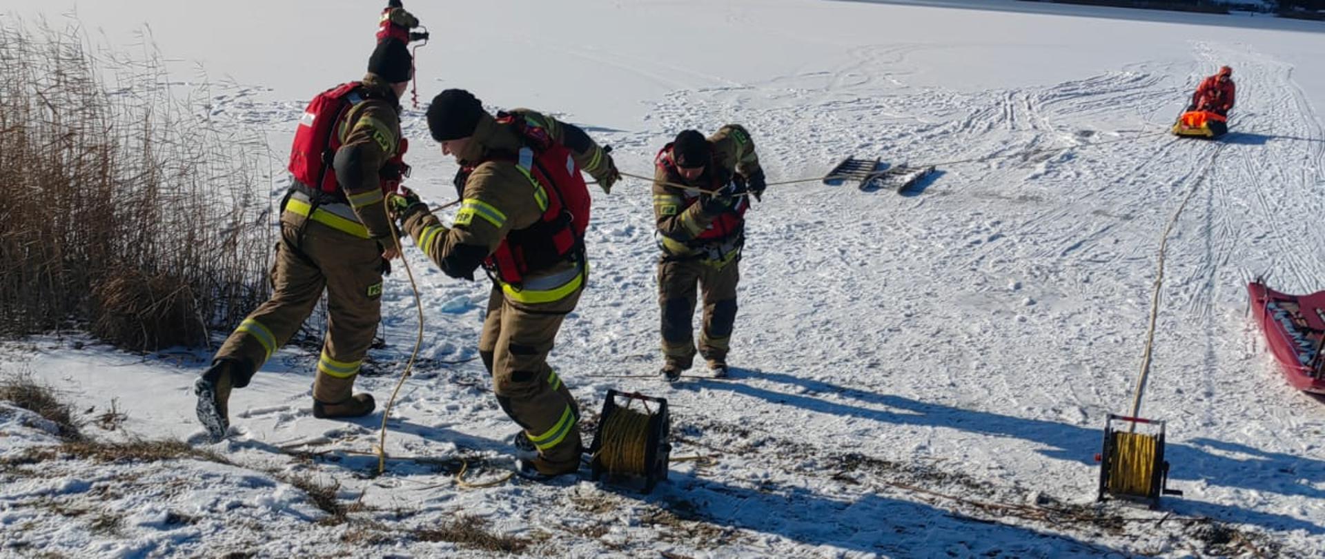 Doskonalenie grajewskich strażaków z ratownictwa lodowego