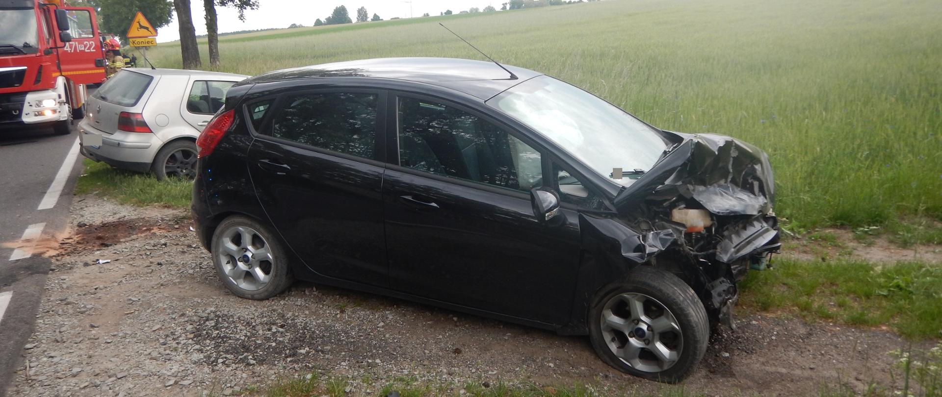 Zdjęcie przedstawia samochody osobowe po zderzeniu.