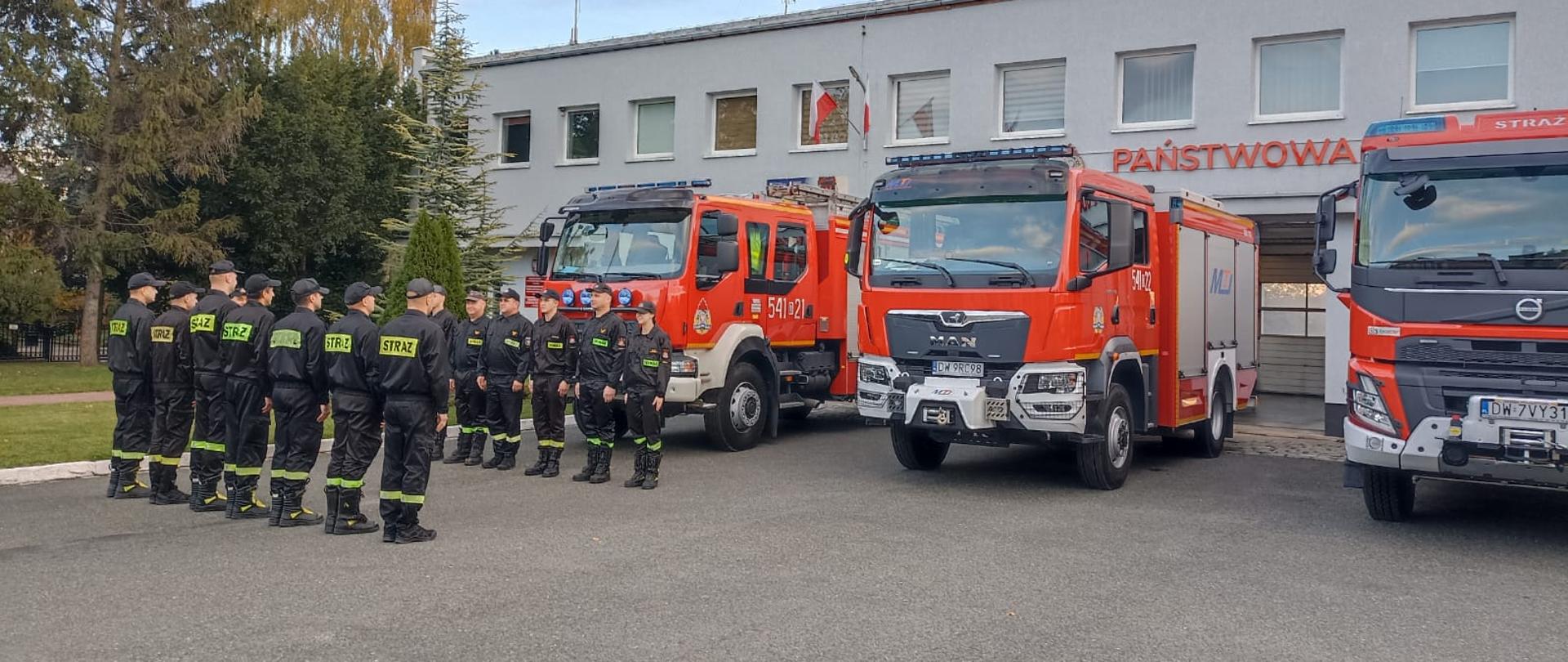 Strażacy podczas uroczystej zmiany służby