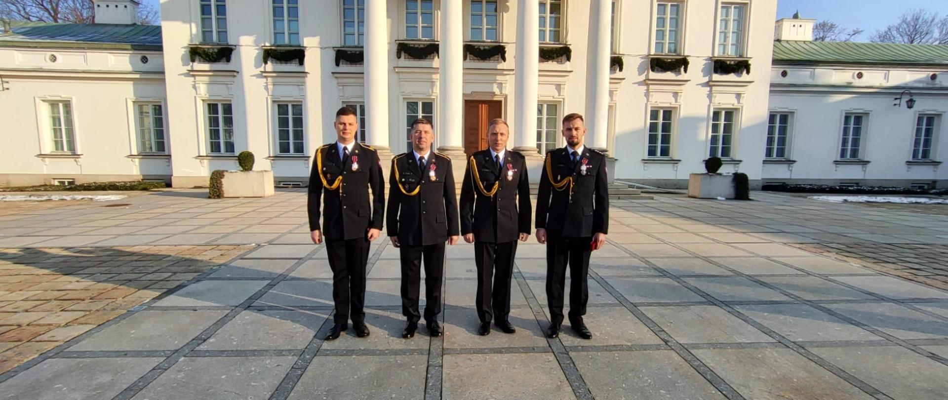Odznaczeni strażacy ze Szkoły Aspirantów PSP w Krakowie (4 osoby) przed budynkiem Belwederu