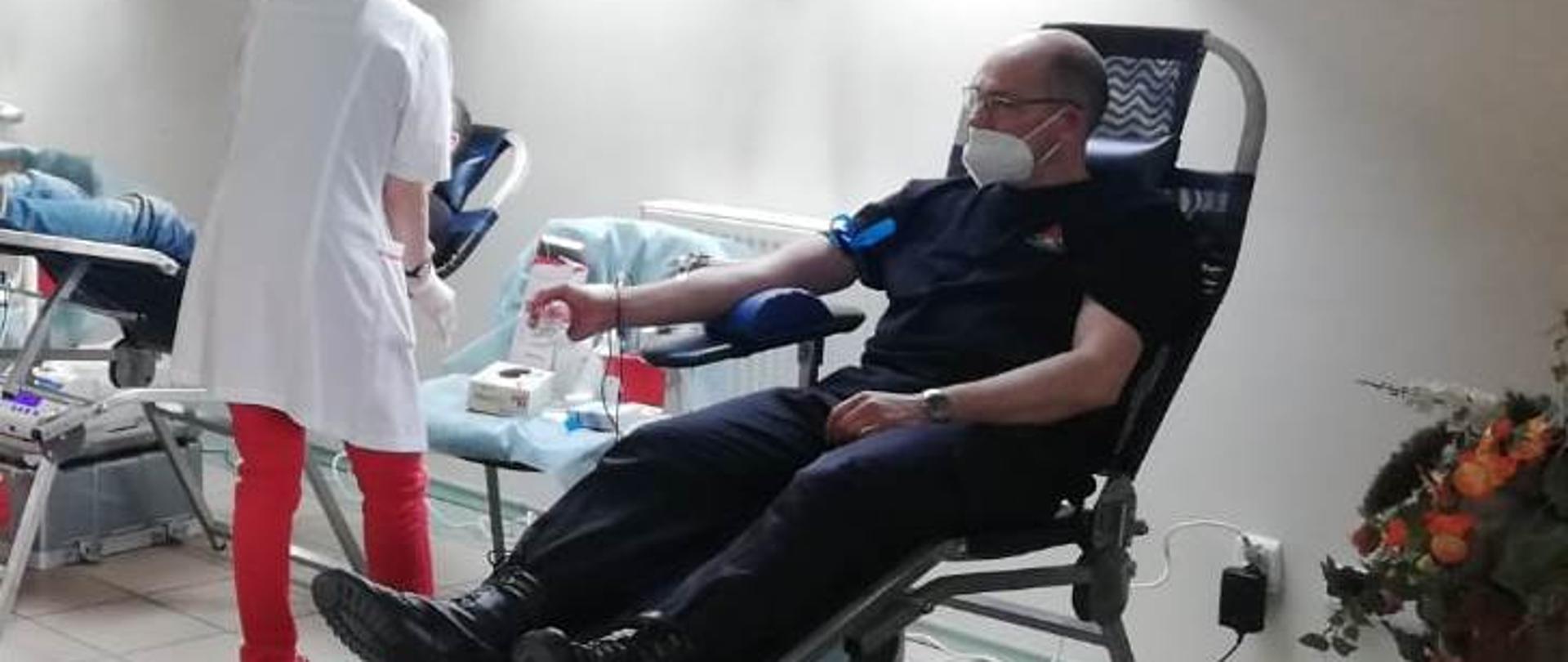 Na zdjęciu widać Komendanta podczas oddawania krwi