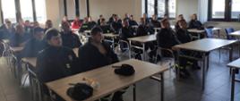 zdjęcie przedstawia druhów OSP podczas zajęć w szkoleniu dowódców OSP 