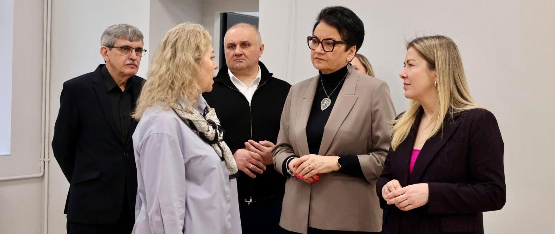 Dziś na Opolszczyźnie gościmy Sekretarz Stanu w Ministerstwie Spraw Wewnętrznych i Administracji, Minister Magdalenę Roguską, która wspólnie z Wojewodą Opolskim Moniką Jurek odwiedza miejsca dotknięte powodzią z 2024 roku.