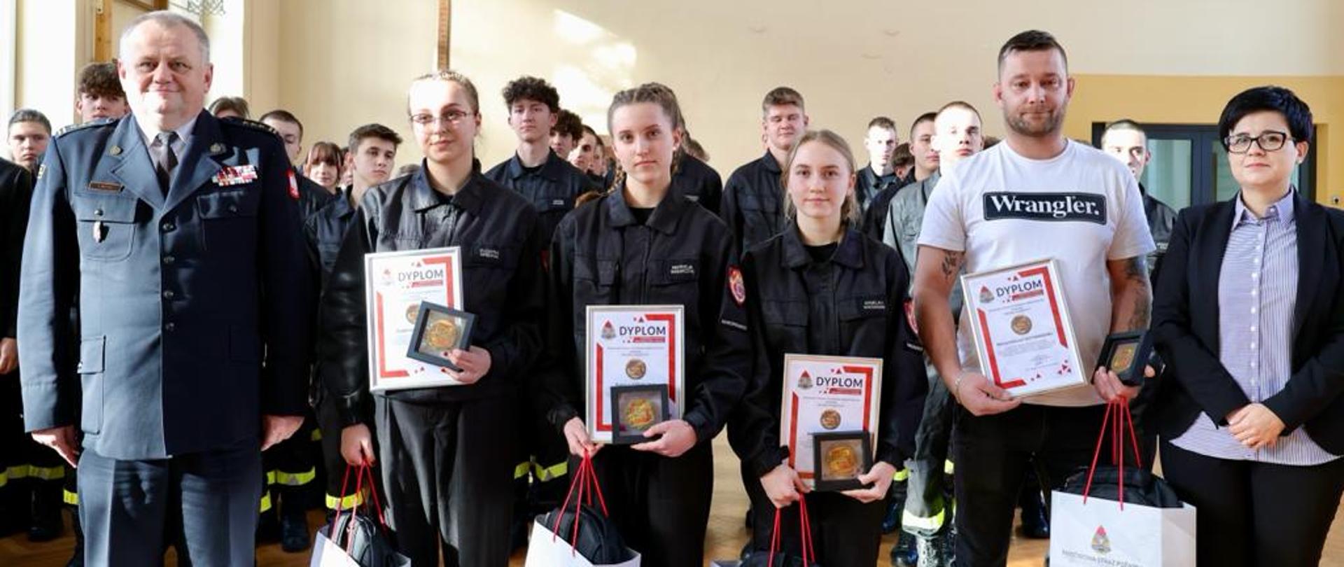Wyróżnieni z Komendantem oraz dyrektor szkoły