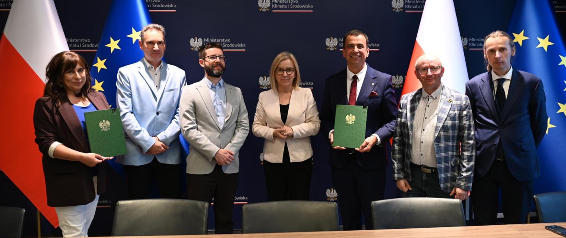 Minister of Climate and Environment Paulina Hennig-Kloska during the ceremony of signing agreements for funding investments in energy communities. Pictured are the Minister and representatives of energy communities posing for a group photo, with the Minister standing in the centre.