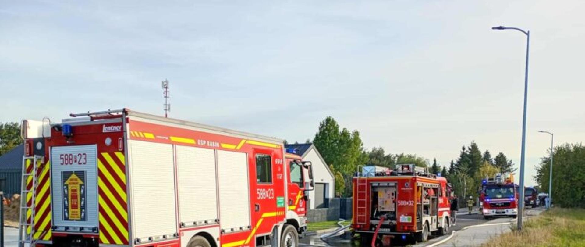 Samochody ratowniczo gaśnicze na ulicy