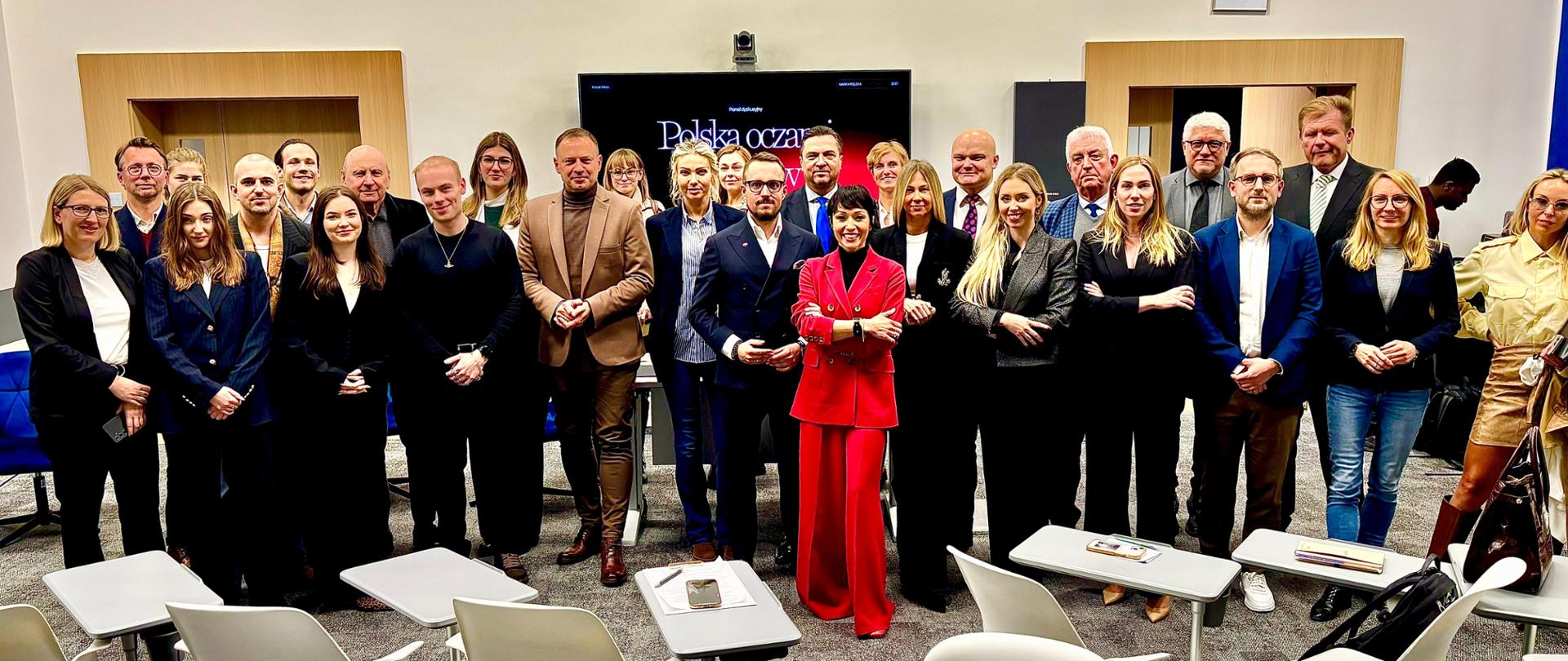 Wspólne zdjęcie wiceministra Piotra Borysa z uczestnikami spotkania w Akademii Leona Koźmińskiego.