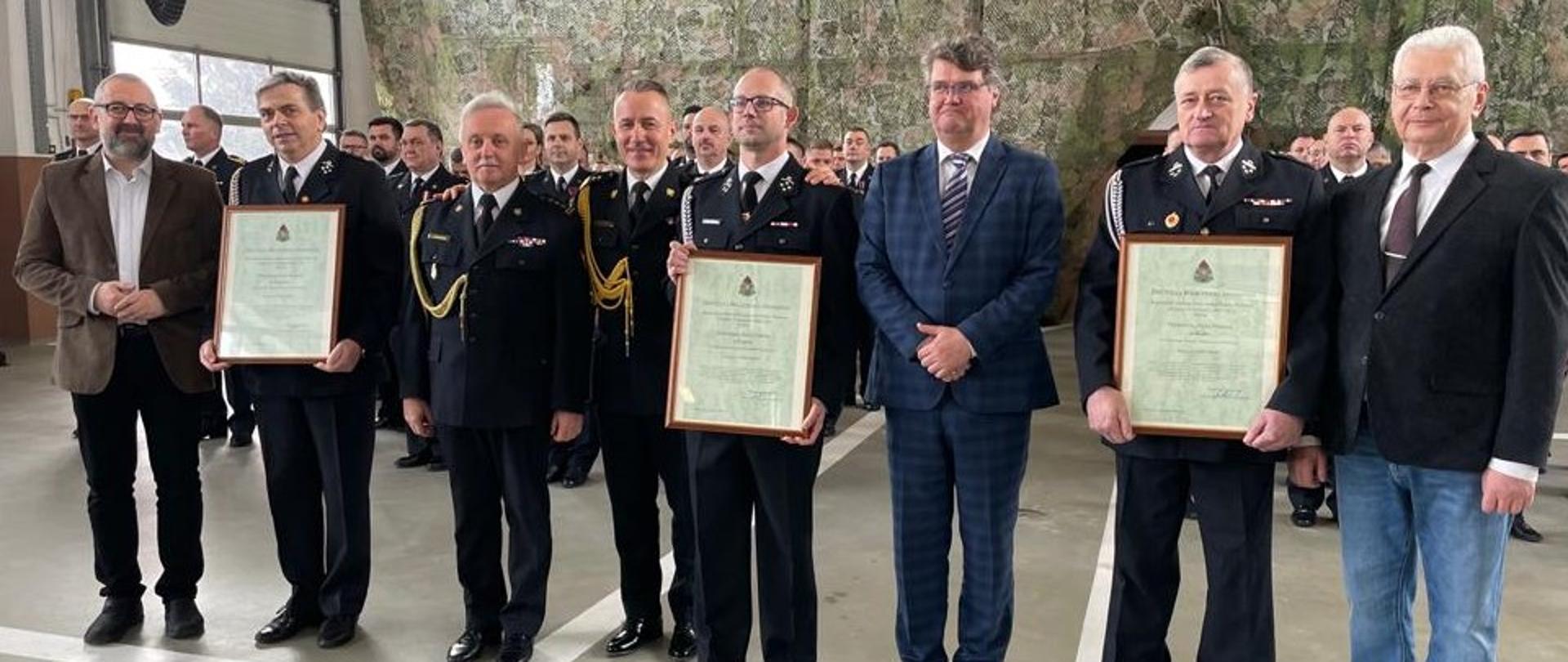 Uroczysty apel w Ciechanowie z udziałem Pana Macieja Wąsika Wiceministra SWiA oraz gen. brygadiera Andrzeja Bartkowiaka Komendanta Głównego PSP