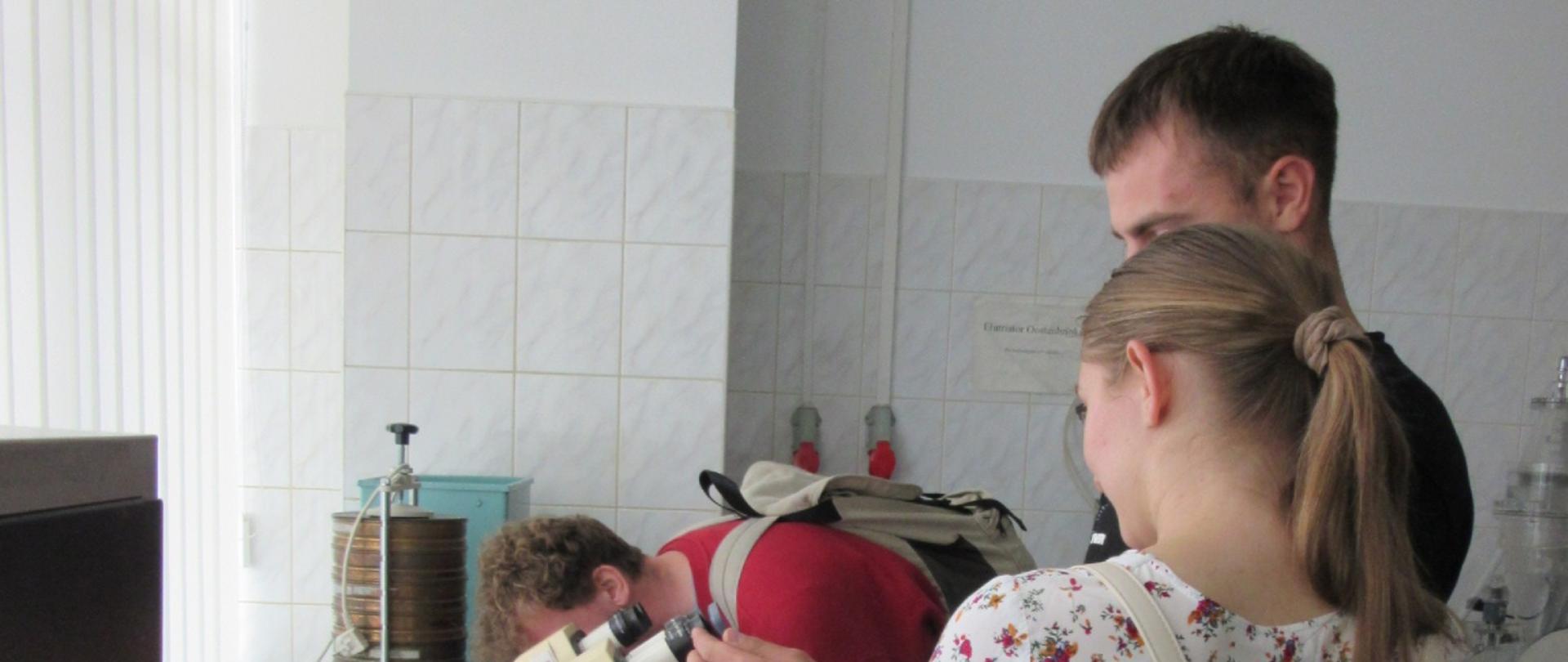 Studenci Uniwersytetu Przyrodniczego w Lublinie podczas wizyty w Oddziale Granicznym w Koroszczynie