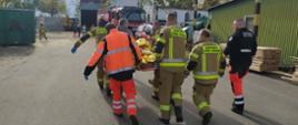 Poszkodowana na noszach, transportowana do LPR