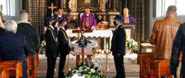 Msza święta odprawiana w kościele w Stegnie