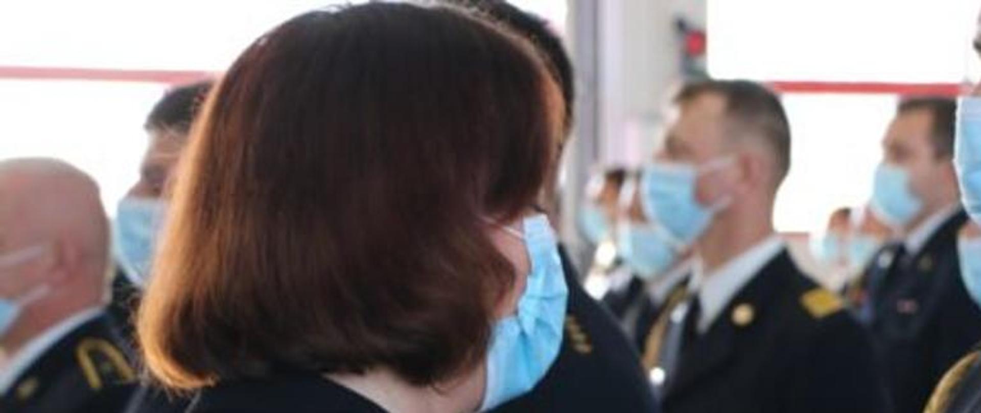 Wojewoda podkarpacki Ewa Leniart wręcza odznaczenie państwowe podczas uroczystości wręczenia wyróżnień strażakom