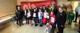 Na zdjęciu widzimy uczestników eliminacji powiatowych turnieju wiedzy pożarniczej oraz zaproszonych gości