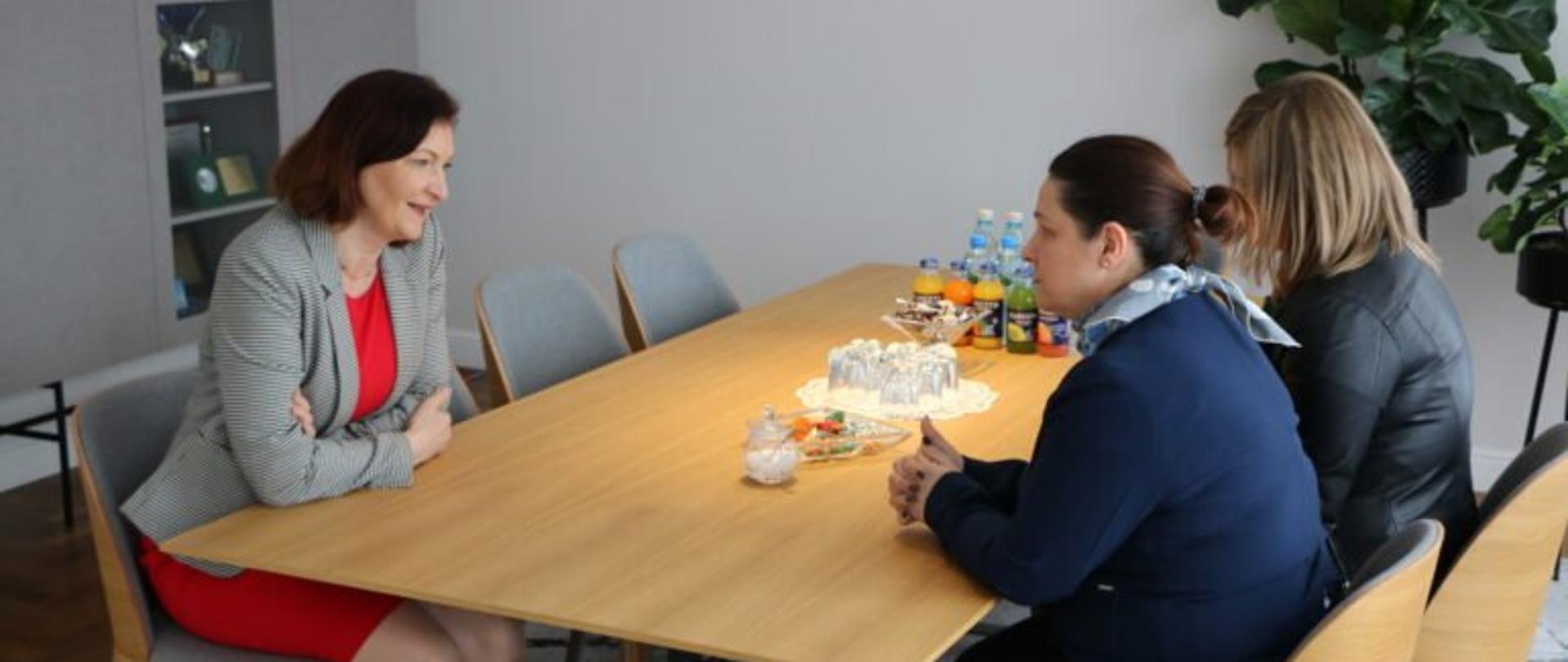 Wojewoda podkarpacki Ewa Leniart podczas spotkania z przedstawicielami Stowarzyszenia Solis Radius