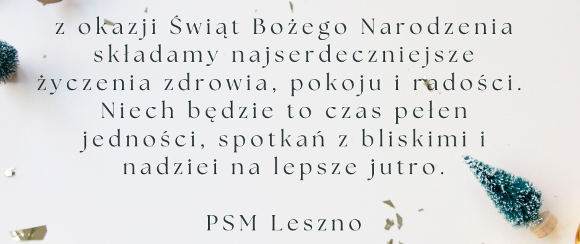 Plakat z życzeniami świątecznymi na białym tle i z choinkami i dzwoneczkami.
