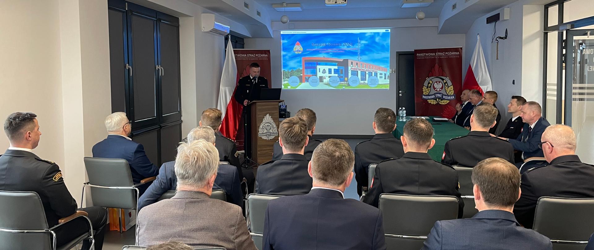 Na zdjęciu strażacy na sali podczas narady