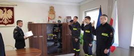 Zdjęcie przedstawia Komendanta Miejskiego oraz nowo przyjętych strażaków składających ślubowanie.