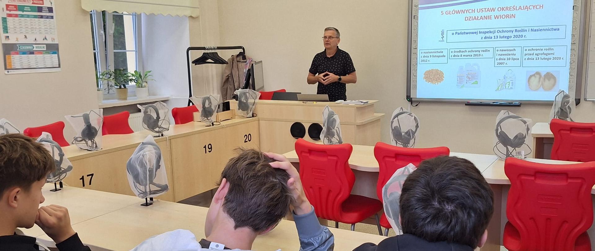 uczniowie klasy II podczas spotkania z przedstawicielami PIORiN