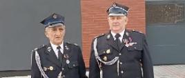 Dwóch druhów OSP Sarnowa góra w mundurach pod nową Jednostką Ratowniczo-Gaśniczą w Raciażu