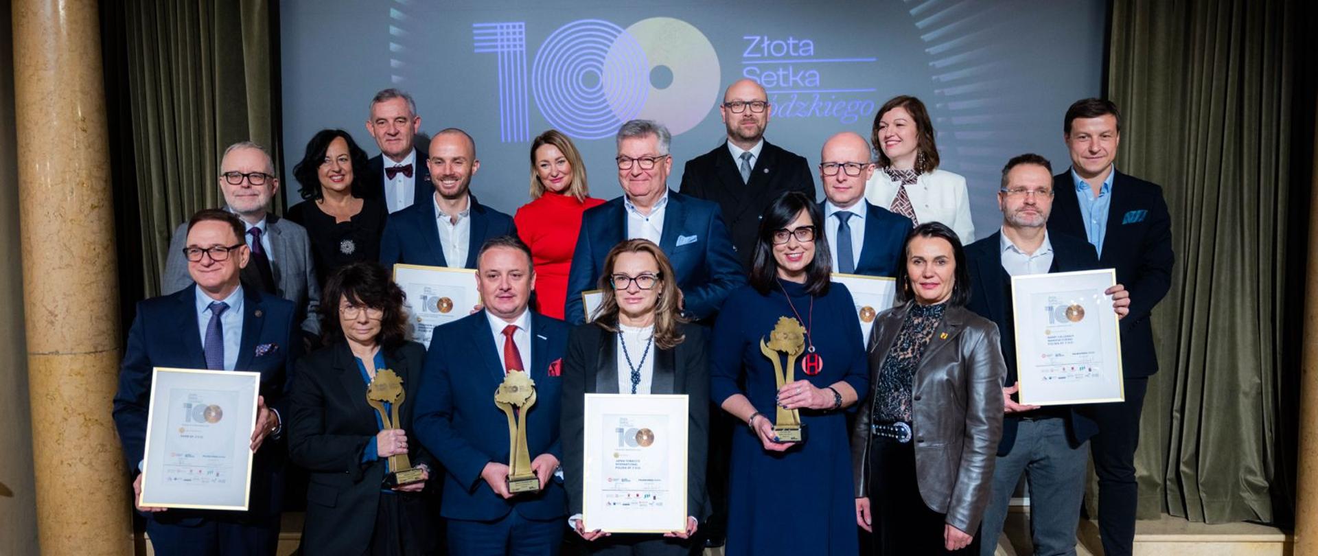 Laureaci plebiscytu "Złota Setka Województwa Łódzkiego" podczas uroczystej gali podsumowującej. 