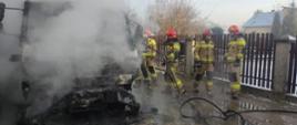 Strażacy gaszą pożar samochodu ciężarowego
