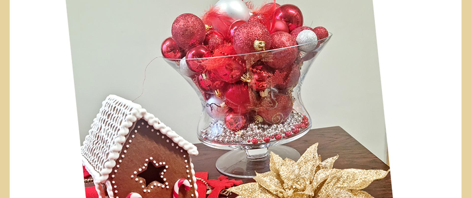 kartka świąteczna na górze czerwone bombki, poniżej złota gwiazda betlejemska i domek piernikowy z najlepszymi życzeniami świątecznymi od Dyrektor szkoły wraz z całą Społecznością szkolną