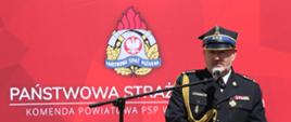 Zastępca Pomorskiego Komendanta Wojewódzkiego PSP st. bryg. Marian Hinca podczas przemówienia z okazji Powiatowych Obchodów Dnia Strażaka w Człuchowie.
